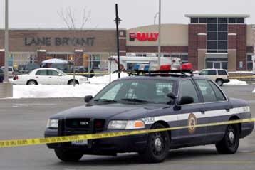 Πέντε νεκροί από πυρά αγνώστου σε εμπορικό κέντρο του Σικάγο