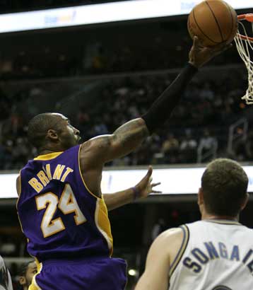 «Μόνος μου και όλοι σας» ο Κόμπι στη νίκη των Λέικερς επί των Ουίζαρντς