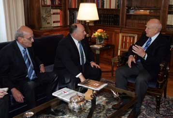 Χρειάζεται ένας ιστορικός συμβιβασμός για την ειρήνη στη Μ.Ανατολή, τόνισε ο Κ.Παπούλιας