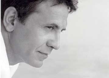 Την ιστορία του ρεμπέτικου ξετυλίγει στο ΜΜΑ ο Γιώργος Νταλάρας