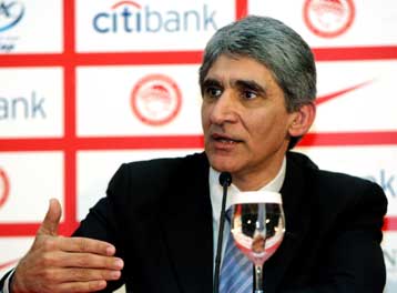 Όσο πιο γρήγορα μπορεί θέλει ο Γιαννάκης να φέρει τον Ολυμπιακό στην κορυφή