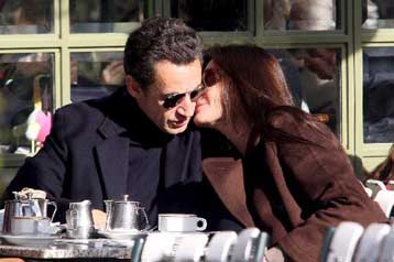 Το «πλήρωσε» η Ryanair για τη διαφήμιση με το προεδρικό ζεύγος Σαρκοζί-Μπρούνι