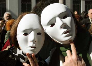 Σιωπηλή διαμαρτυρία καλλιτεχνών έξω από το υπουργείο Πολιτισμού