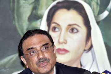 Στο σύζυγό της κληροδότησε την προεδρία του κόμματος η Μπεναζίρ Μπούτο