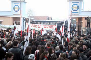 Ξεπουλάει το λιμάνι η «εγκληματική» διακύρηξη για τον ΟΛΘ, καταγγέλουν οι εργαζόμενοι