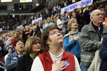 Μετέωρη η μάχη στους Δημοκρατικούς – Σαφές προβάδισμα ΜακΚέιν