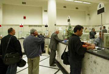 Στεγαστικά δάνεια σε δολάριο αρχίζουν να προσφέρουν ξανά οι τράπεζες