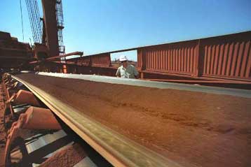 «Πόλεμος» κολοσσών στην αγορά μετάλλων για τη διεκδίκηση της Rio Tinto