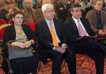 Στη μετακίνηση της πολιτικής αντιπαράθεσης σε ουσιαστικά ζητήματα στοχεύει το ΚΚΕ