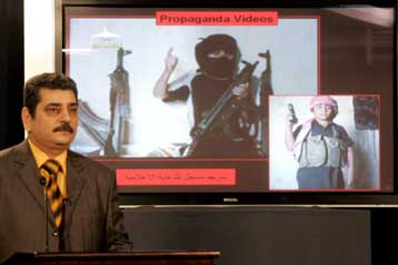 Παιδιά εικονίζονται σε βίντεο να εκπαιδεύονται σε πρακτικές μάχης στο Ιράκ