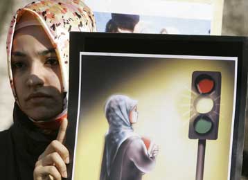 Εγκρίθηκε από την Τουρκική Εθνοσυνέλευση η χρήση της μαντήλας στα Πανεπιστήμια