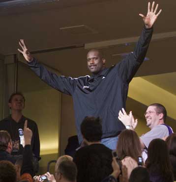 «Σόου» Στογιάκοβιτς στο Φοίνιξ στον απόηχο της μεταγραφής του Σακίλ στους Σανς