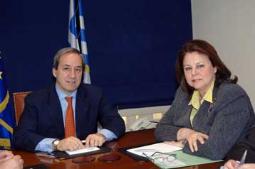 «Το καράβι πηγαίνει με επιταχυνόμενους ρυθμούς προς τα βράχια», λέει ΠΑΣΟΚ