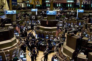 Σε θετικό έδαφος η Γουόλ Στριτ, βουτιά στα ευρωπαϊκά χρηματιστήρια την Πέμπτη