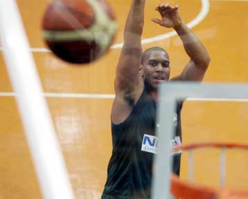 Την απόκτηση του Λόνι Μπάξτερ ανακοίνωσε και επισήμως ο Πανιώνιος