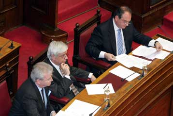 Σφοδρή αντιπαράθεση Καραμανλή – Παπανδρέου στη Βουλή