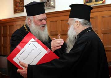 Την πολιτική διαθήκη του μακαριστού Χριστόδουλου παρέλαβε ο νέος Αρχιεπίσκοπος