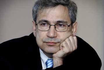 Η μαντίλα είναι μέρος της παράδοσης, δηλώνει ο Ορχάν Παμούκ