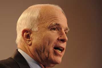 Τους συντηρητικούς υποψηφίους προσπαθεί να προσεγγίσει ο Τζον ΜακΚέιν