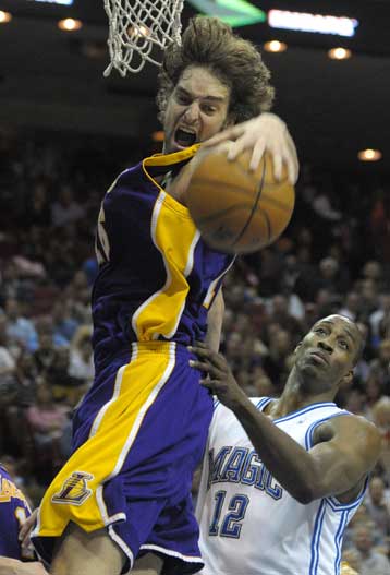 Μεγάλη νίκη των Λέικερς στο Ορλάντο με 66 πόντους από Κόμπι και Γκασόλ