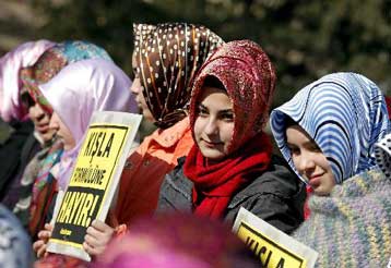 Με τη «βούλα» της τουρκικής Εθνοσυνέλευσης μπαίνει στα πανεπιστήμια η μαντήλα