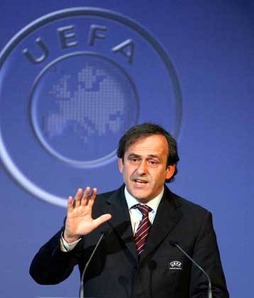 Αστεία χαρακτήρισε τα σχέδια τέλεσης αγώνων της Πρέμιερ Λιγκ εκτός νησιού ο Πλατινί