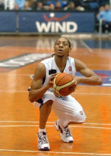 Σαν σίφουνας πέρασαν από τον κάμπο οι «ολυμπιονίκες» με 74-58 επί της Ολύμπια Λάρισας