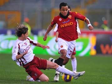 Η Ρόμα πλησίασε την Ίντερ, ισοπαλία της Αταλάντα με τη Φιορεντίνα