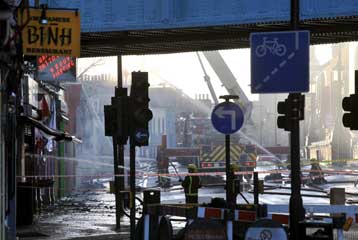 Πυρκαγιά στην αγορά Κάμντεν του Λονδίνου προκαλεί μεγάλες ζημιές