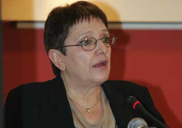 Καιροσκοπική και αφερέγγυα δύναμη ο ΣΥΝ, λέει η Αλέκα Παπαρήγα