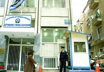 Νεογέννητο κοριτσάκι βρέθηκε σε κάδο απορριμμάτων στα Εξάρχεια