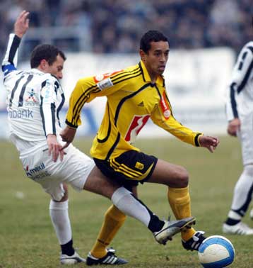 Η κατάσταση είναι αστεία, λέει ο Σκόρδας-Οργή για τον τραυματισμό του Καράμπελα