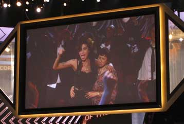 Σε θρίαμβο της απούσας Έιμι Γουάινχαουζ εξελίχθηκαν τα φετινά Γκράμι