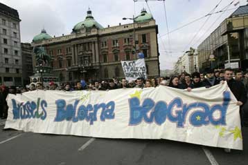 Η ΕΕ επιτηρητής στο ανεξάρτητο Κόσοβο, η Σερβία σε βαθιά πολιτική κρίση