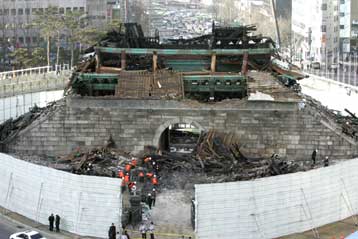 Συνελήφθη ο φερόμενος ως εμπρηστής του ιστορικού μνημείου της Σεούλ