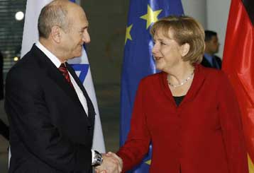 «Να μην ξεχαστεί καμία επιλογή για το Ιράν» λέει ο Ολμέρτ από το Βερολίνο