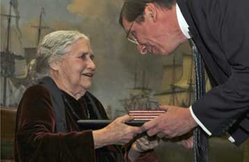 Δυσοίωνο το μέλλον του Ομπάμα, λέει η κάτοχος του Νόμπελ λογοτεχνίας Ντ.Λέσινγκ