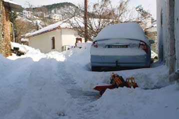 Σε κλοιό βαρυχειμωνιάς εισήλθε όλη η χώρα