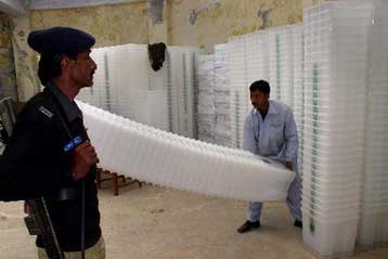 Σε θέσεις μάχης Μουσάραφ και αντιπολίτευση, εν όψει των εκλογών της Δευτέρας