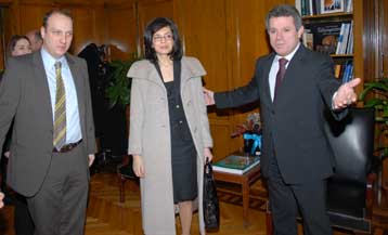 Ισχυρές καταναλωτικές οργανώσεις, συμμάχους στην εξυγίανση της αγοράς θέλει το ΥΠΑΝ