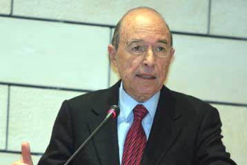 Αναστάτωση στη ΓΣΕΕ από τις βολές Σημίτη για τη δράση του εργατολόγου