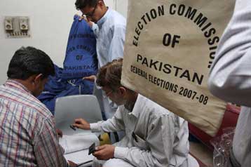 Το κόμμα της Μπούτο θα επιδιώξει την απομάκρυνση του Μουσάραφ