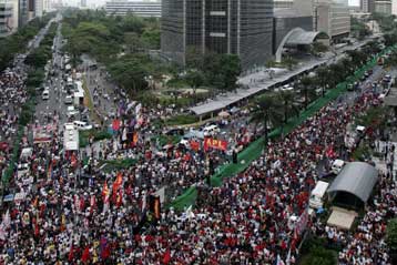Χιλιάδες διαδηλωτές ζητούν την παραίτηση της προέδρου των Φιλιππίνων Αρόγιο
