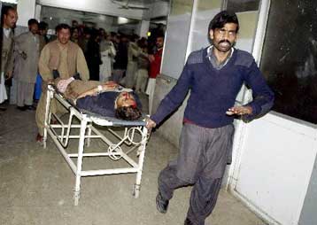 Πολύνεκρη επίθεση αυτοκτονίας σε εκλογικό κέντρο του κόμματος της Μπούτο