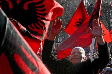 Αυτοσυγκράτηση συστήνει η διεθνής κοινότητα μετά την ανεξαρτητοποίηση του Κοσόβου