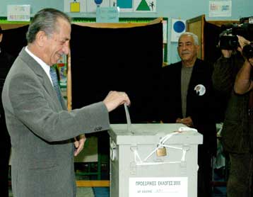 Ίσες αποστάσεις από τους Κασουλίδη και Χριστόφια τηρεί ο Τ.Παπαδόπουλος