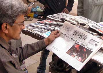 Θα παραμείνω στην εξουσία, δηλώνει ο Μουσάραφ παρά τη συντριπτική εκλογική ήττα