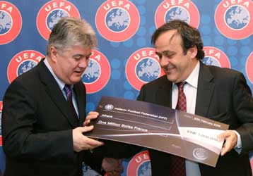 Ο Μισέλ Πλατινί έκανε πράξη το… δώρο της UEFA στους πυρόπληκτους