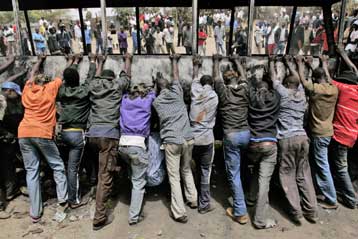 Με νέες διαδηλώσεις απειλεί η αντιπολίτευση της Κένυας αν η πρωτοβουλία Ανάν αποτύχει