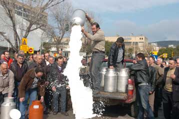 Κινητοποιήσεις κτηνοτρόφων για τις χαμηλές γάλατος και κρέατος